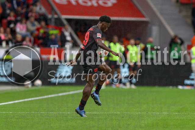 Bayer 04 Leverkusen vs Borussia Mönchengladbach - Bundesliga  | Leverkusen, Deutschland, 21.09.25:   Ernest Poku (Bayer 04 Leverkusen) in Aktion am Ball, Einzelaktion waehrend des Spiels der Bundesliga zwischen  Bayer 04 Leverkusen vs Borussia Mönchengladbach in der BayArena(Foto von Brauer-Fotoagentur / Adrian Schlueter)