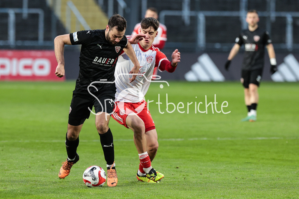 FC Bayern Amateure - TSV Buchbach | im Duell  Philipp WALTER (TSV #6) und Javier FERNANDEZ GONZALEZ (FCB #37) / Zweikampf