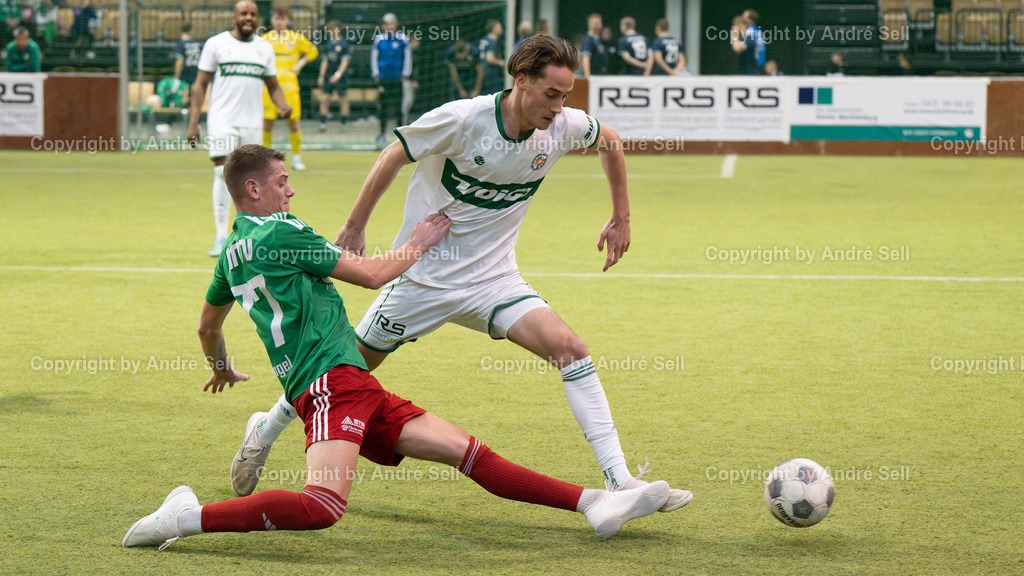 Vorrunde - Gruppe A - MTSV Hohenwestedt vs PSV Neumünster | Kilian Pingel (MTSV #27) / Jesper Tiedemann (PSV #11) // 44. RS-Reifenhandel-Cup 2024 / Vorrunde - Gruppe A - MTSV Hohenwestedt vs PSV Neumünster / Holstenhalle 1 / Neumünster / 26.12.24 - Realisiert mit Pictrs.com