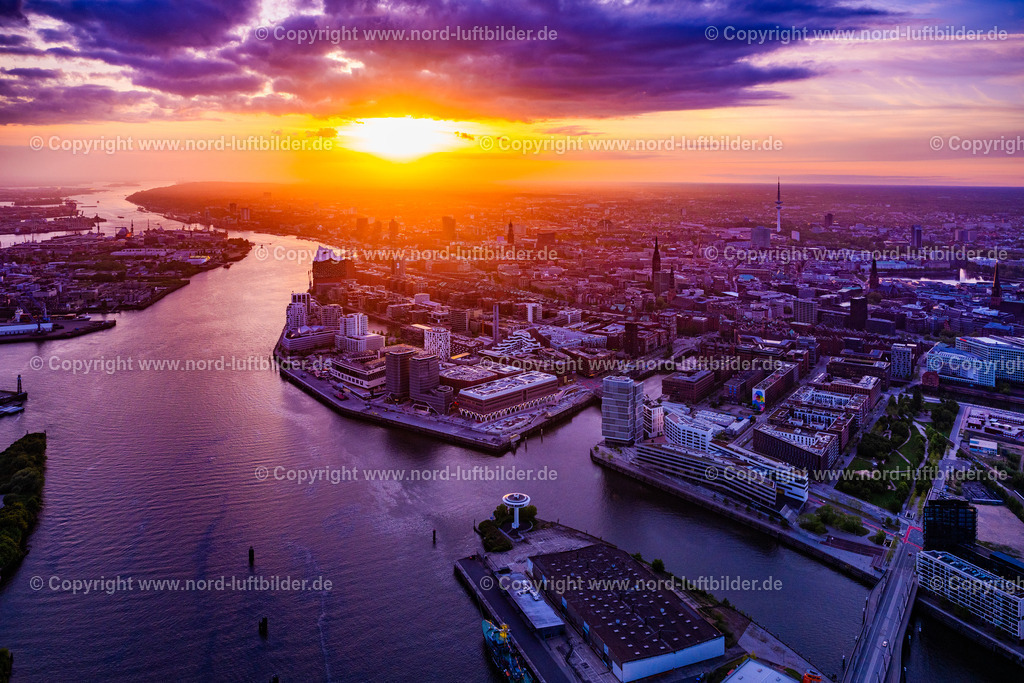 Hamburg_Elbphilharmonie_Sonnenuntergang_ELS_9243060525 | HAMBURG 06.05.2025 Stadtansicht vom Stadtzentrum am Ufer des Flußverlaufes der Elbe im Ortsteil HafenCity in Hamburg, Deutschland. Weiterführende Informationen bei: Hafen Hamburg Marketing e.V. (HHM),  HamburgMusik gGmbH,  hamburg.de GmbH & Co. KG. // City view of the city center on the river bank of the River Elbe, in the district HafenCity in Hamburg, Germany. Further information at: Hafen Hamburg Marketing e.V. (HHM),  HamburgMusik gGmbH,  hamburg.de GmbH & Co. KG. Foto: Martin Elsen
