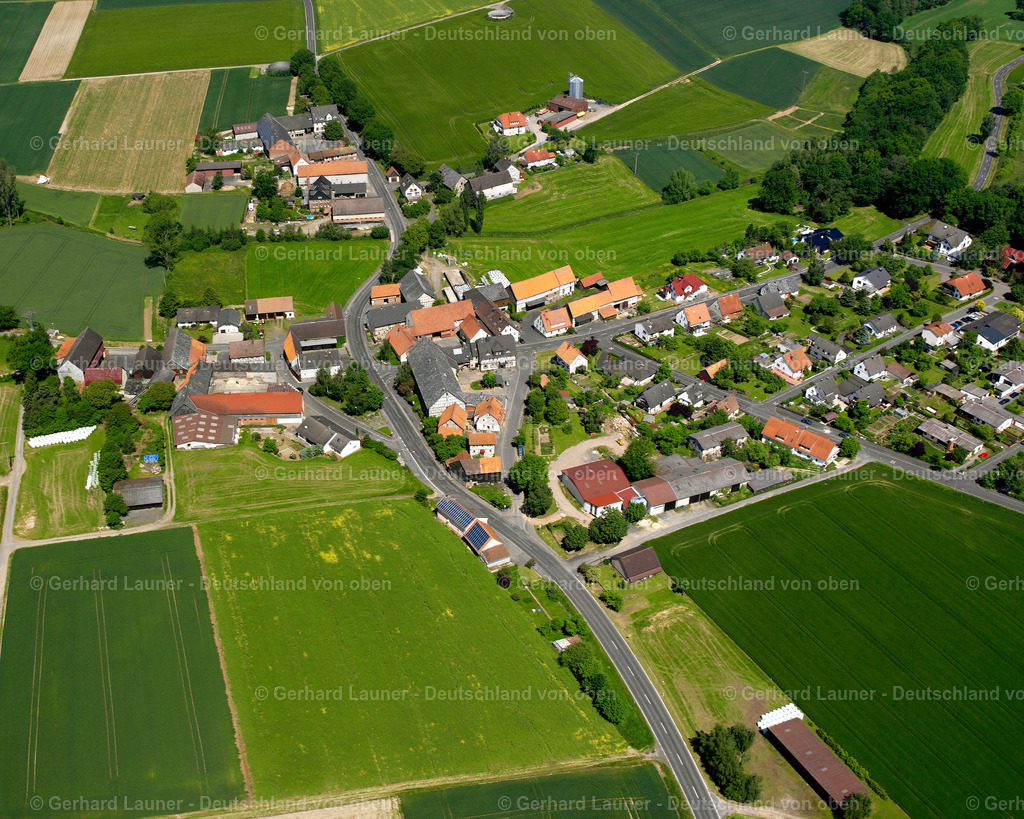 2615486 | REIBERTENROD 09.06.2006 Landwirtschaftliche Nutzflächen und Feldgrenzen  umsäumen das Siedlungsgebiet des Dorfes in Reibertenrod im Bundesland Hessen, Deutschland // Agricultural land and field boundaries surround the settlement area of the village  in Reibertenrod in the state Hesse, Germany Foto: Gerhard Launer