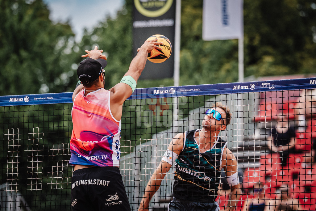 Beachvolleyball | Männer | Allianz German Beach Tour 2025 | Tourstop München | 04.07.2025 | v.l. Kim Huber blockt Jonas Sagstetter