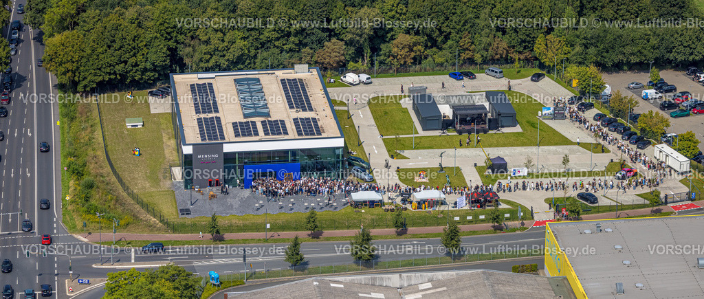 Hamm250808730 | Luftbild Hamm Kunstgalerie Mensing, Event, 1000 Besucher werden in der Kunstgalerie Art Cube erwartet, Ex-Rapper Kollega tritt auf, Besucherschlange, Rhynern, Hamm, Nordrhein-Westfalen, Deutschland