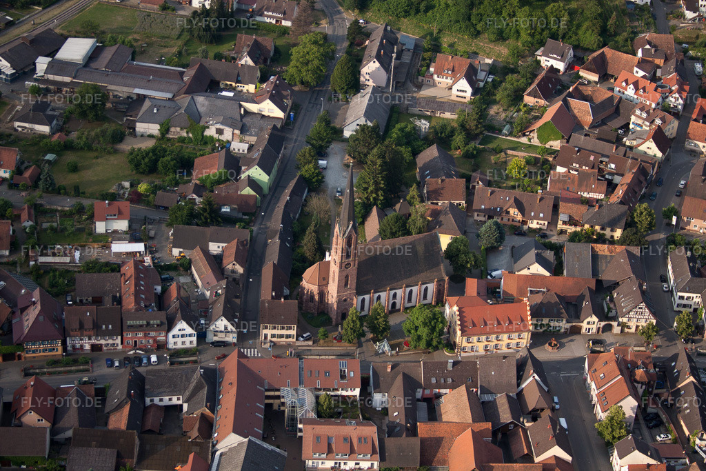 Luftbild: Evangelischen Kirchengemeinde im Altstadt- Zentrum der Innenstadt in Eichstetten am Kaiserstuhl im Bundesland Baden-Württemberg in Deutschland. Foto: IMG_68185.jpg vom 19.06.2014 durch Werner Riehm/FLY-FOTO.de