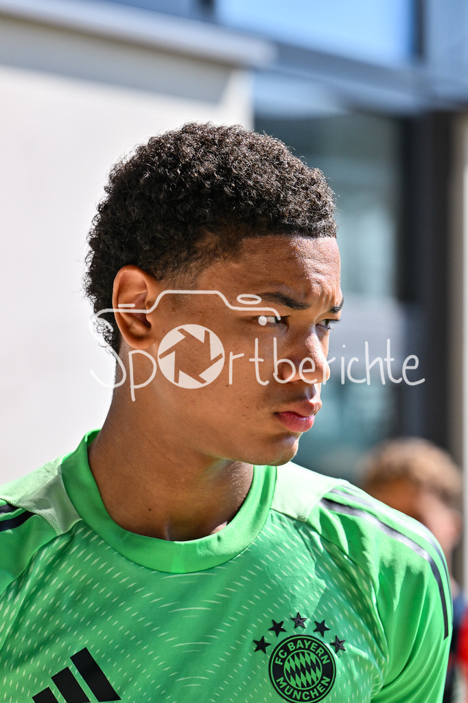 FC Bayern München U19 - SpVgg Unterhaching U19 | im Bild Leonard PRESCOTT (FC Bayern München #1) / Einzelfoto / Freisteller / U19 DFB-Nachwuchsliga: FC Bayern München U19 - SpVgg Unterhaching U19; FC Bayern Campus am 10.08.2025