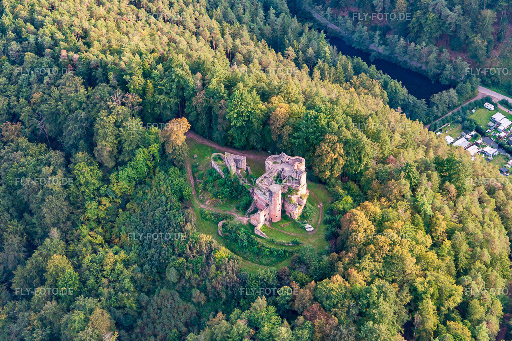 Burgruine Neudahn über dem Campingplatz Neudahner Weiher https://www.suedwestpfalz-touristik.de http://www.neudahner-weiher.de/ | Luftbild: Burgruine Neudahn über dem Campingplatz Neudahner Weiher https://www.suedwestpfalz-touristik.de http://www.neudahner-weiher.de/ in Dahn im Bundesland Rheinland-Pfalz in Deutschland. Foto: IMG_139053.jpg vom 30.09.2023 durch ©2025 Werner Riehm fly-foto.de/copyright - Realisiert mit Pictrs.com