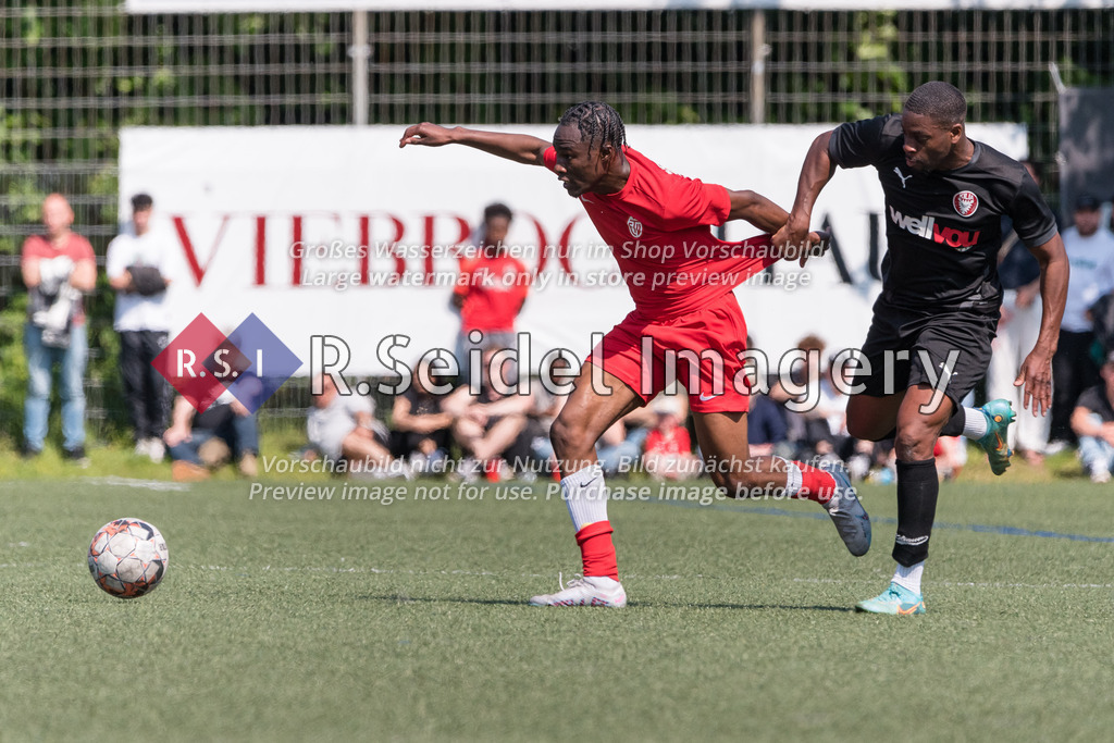 Fußball, Saison 2022/23, Aufstiegsrunde Regionalliga Nord, Eimsbütteler TV - FC Kilia Kiel, ETV-Sportzentrum Hoheluft (Hamburg), 04.06.2023, 2. Spieltag | Michael Chukwuemeka Igwe (#12, ETV), Teyi Lawson-Body (#6, Kiel)