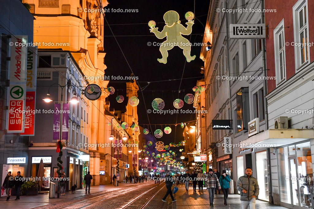 Landstrasse Linz_ Weihnachtsbeleuchtung 2022_ 23.11.2022-9 | 23.11.2022, Landstrasse Linz, AUT, Weihnachten 2022, im Bild Weihnachtsbeleuchtung, Weihnachten, Shopping, Einkauf, Geschenke, Menschen, Adventszeit, Advent, Freude