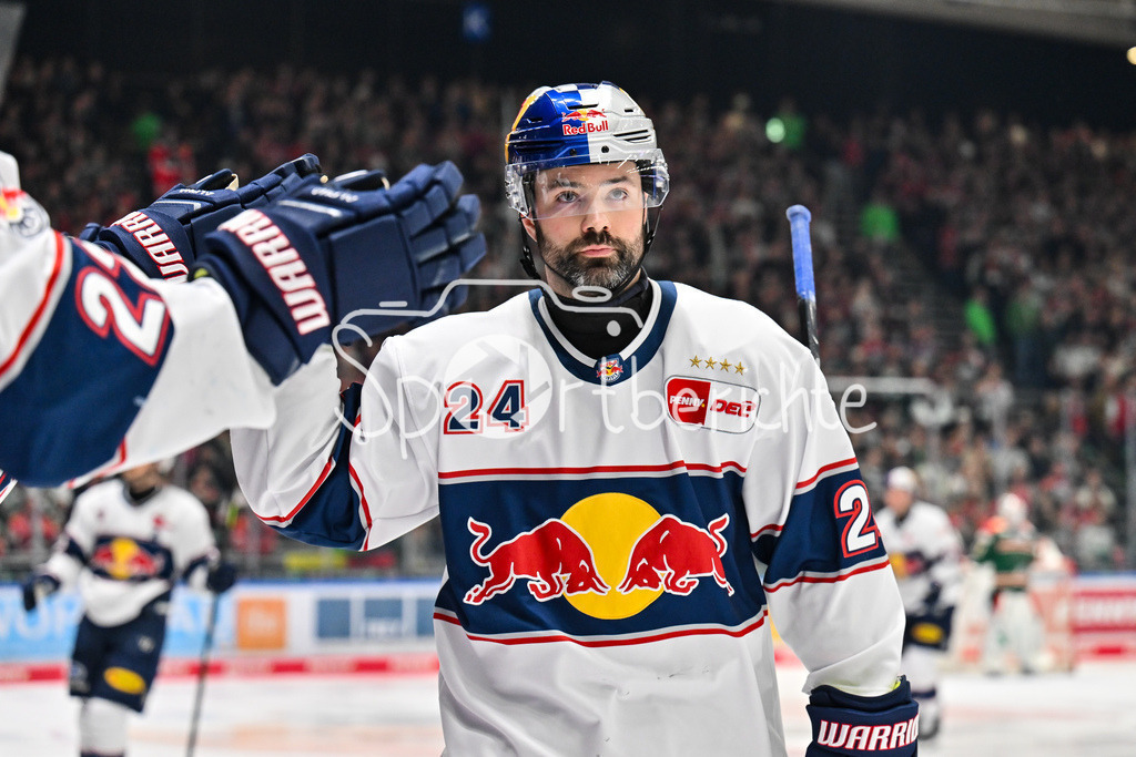 Augsburger Panther - EHC RB München | AUGSBURG, DEUTSCHLAND - 27. FEBRUAR: Jubel der Gäste nach dem Treffer zum 0-1 durch Ryan MURPHY (RB München 24) / Tor / Torschuetze / Freude / Happy während dem Match zwischen den Augsburger Panthern und dem EHC RB München am 46. Spieltag der Penny DEL im Curt Frenzel Stadion