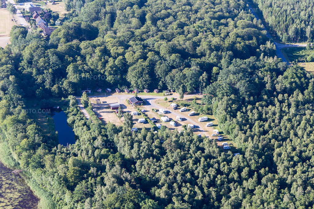 Aerial view: View of the town in Torne in the state Kronoberg, Sweden. – Photo: IMG_108181.jpg taken on 06/28/2018 by Werner Riehm/FLY-FOTO.com – Resolution of the original: 5472 x 3648 px