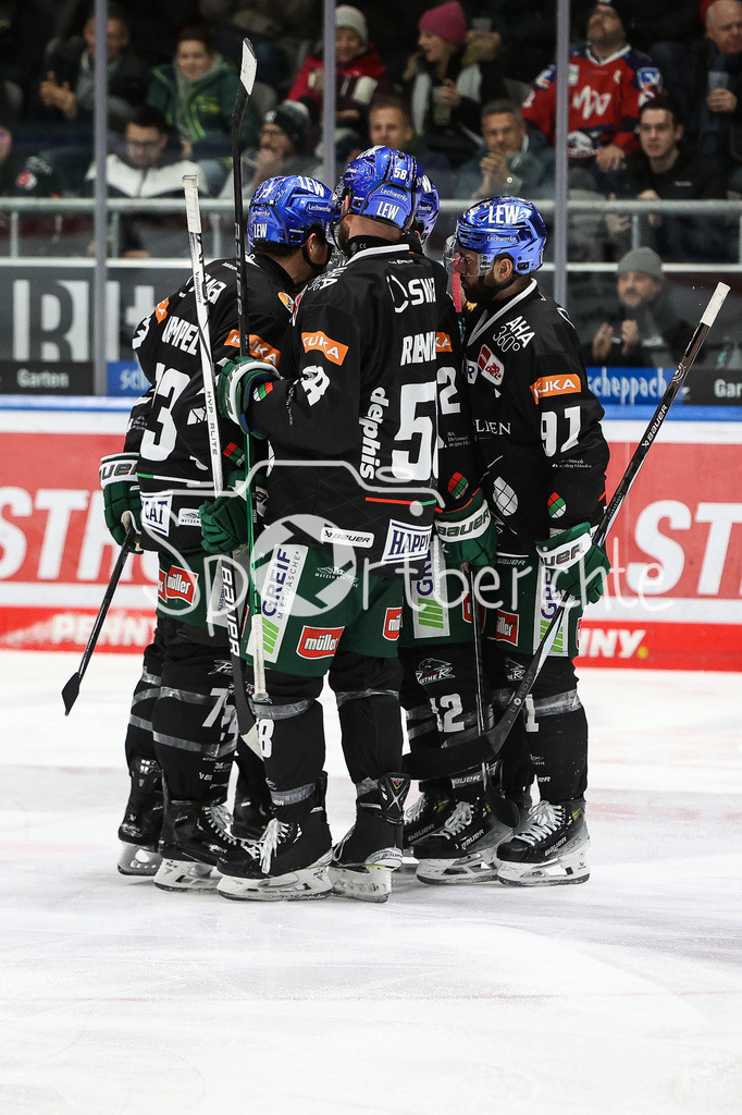 Augsburger Panther - Adler Mannheim | Jubel der Panther nach dem Anschlusstreffer zum 1-2 durch Thomas Jordan TREVELYAN (AEV #24) / Tor / Treffer / Freude / Torschuetze