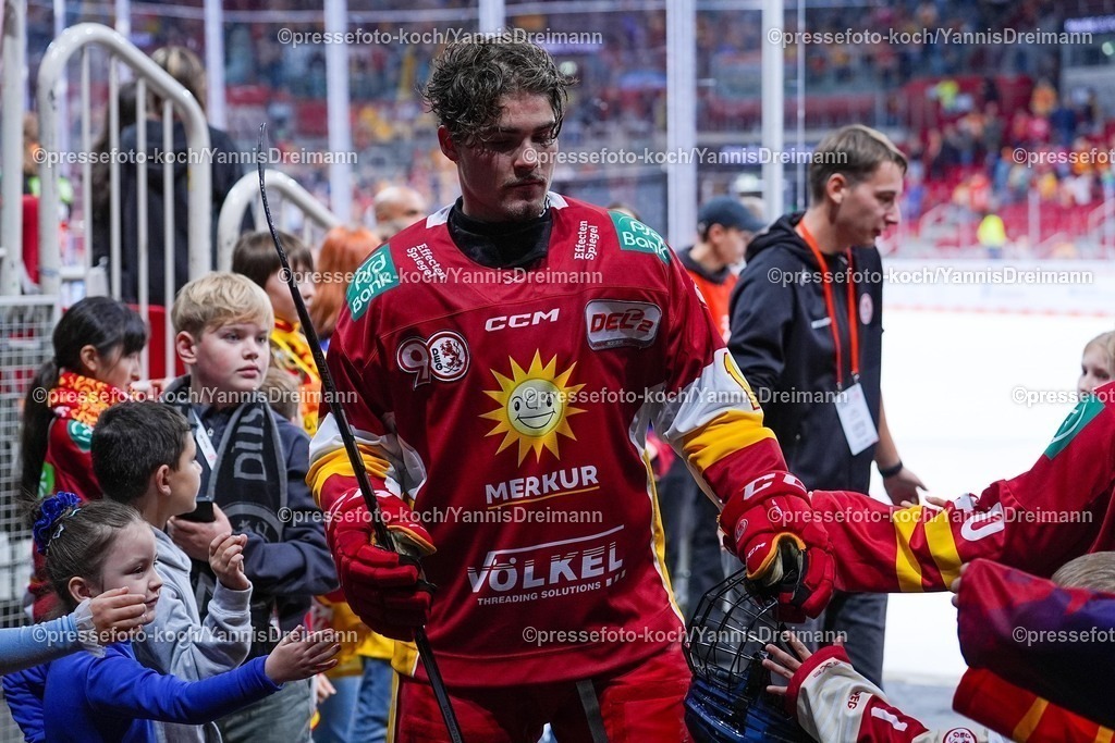 xYDR12102501111 | 12.10.2025, xydrx, Eishockey, DEL2, Düsseldorfer EG - Eispiraten Crimmitschau, PSD Bank Dome Düsseldorf: Kevin Marx Noren (Düsseldorfer EG #14) bei den jüngeren Fans nach dem Sieg