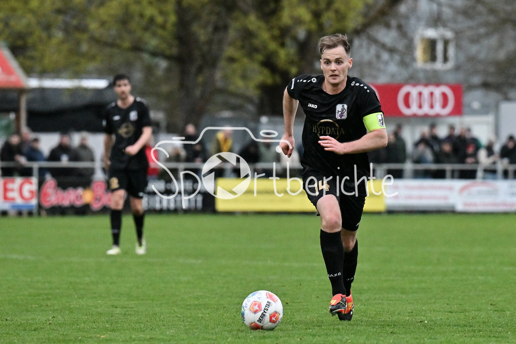 VfB Eichstätt - TSV Schwaben Augsburg | EICHSTÄTT, GERMANY - 14. APRIL: am Ball Marco GREISEL (TSV Schwaben Augsburg 14) / Einzelfoto / Freisteller während dem Match zwischen dem VfB Eichstätt und dem TSV Schwaben Augsburg am 19. Spieltag der Regionalliga Bayern im Hirsch Sportpark