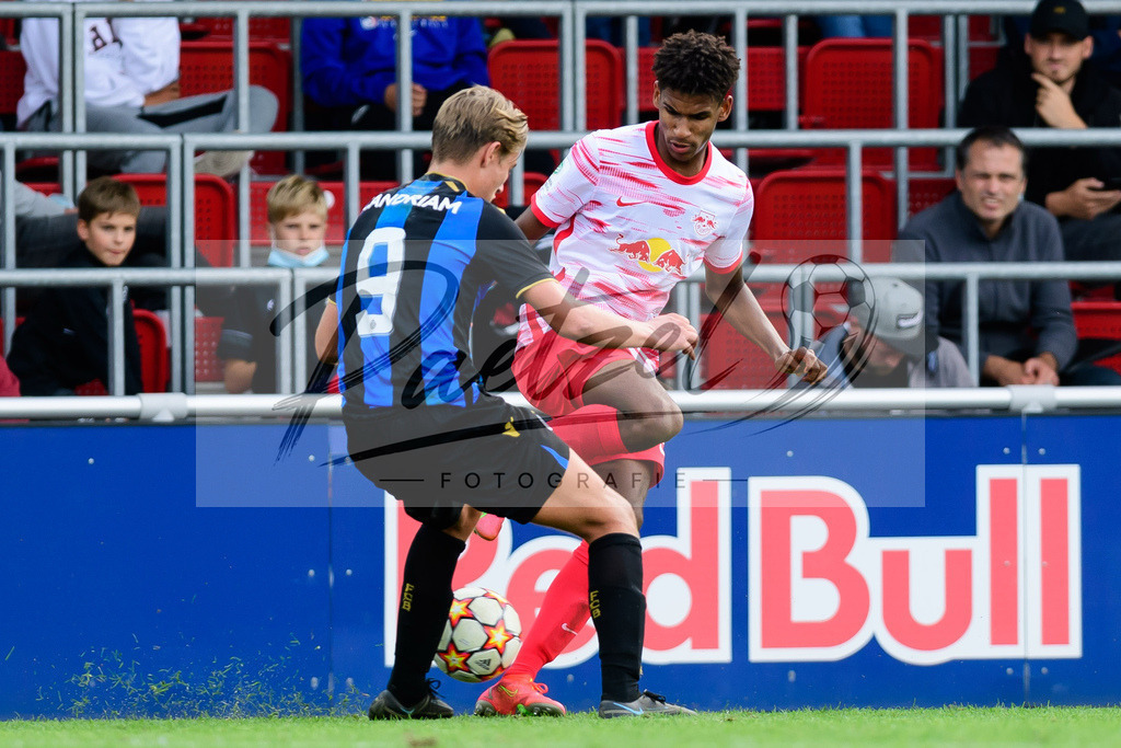 YLLEBR20210928_087 | Fussball, A-Junioren: Romeo Vermant (Club Brugge KV) und Sanoussy Ba (RB Leipzig) im Zweikampf beim Spiel der UEFA Youth League zwischen RB Leipzig und FC Bruegge im Stadion am Cottaweg am 28.09.2021 in Leipzig, Deutschland. - Realisiert mit Pictrs.com