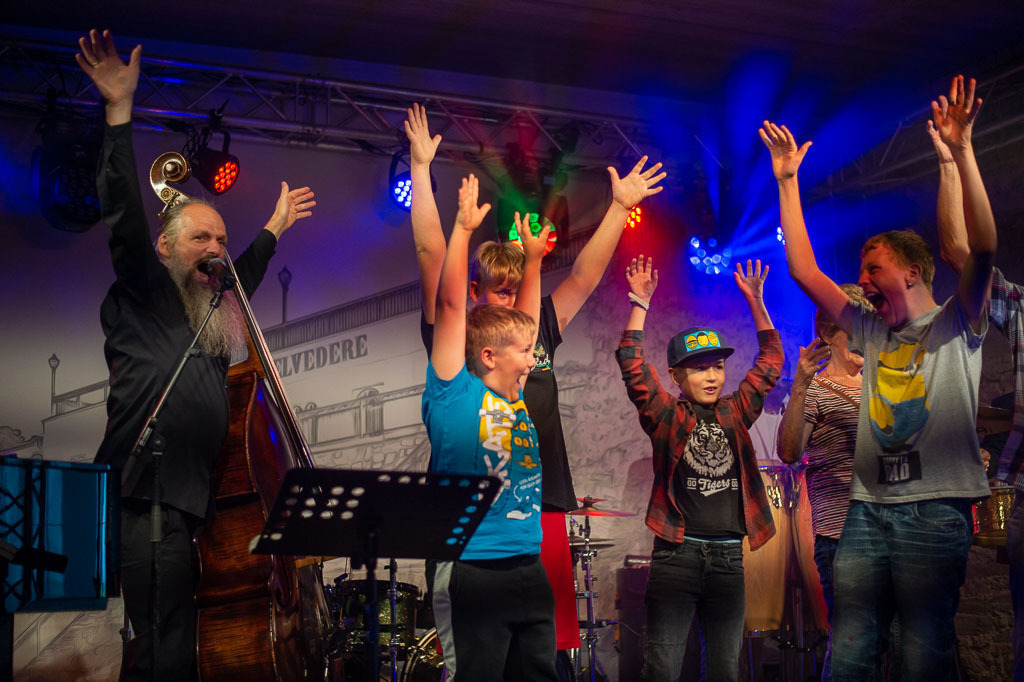 Summ Summ Salsa | Kinderkonzert Summ Summ Salsa mit Klazz Brothers & Cuba Percussion im Forte Belvedere Leisnig zum Festival Hallo Leisnig 2022. - Realisiert mit Pictrs.com