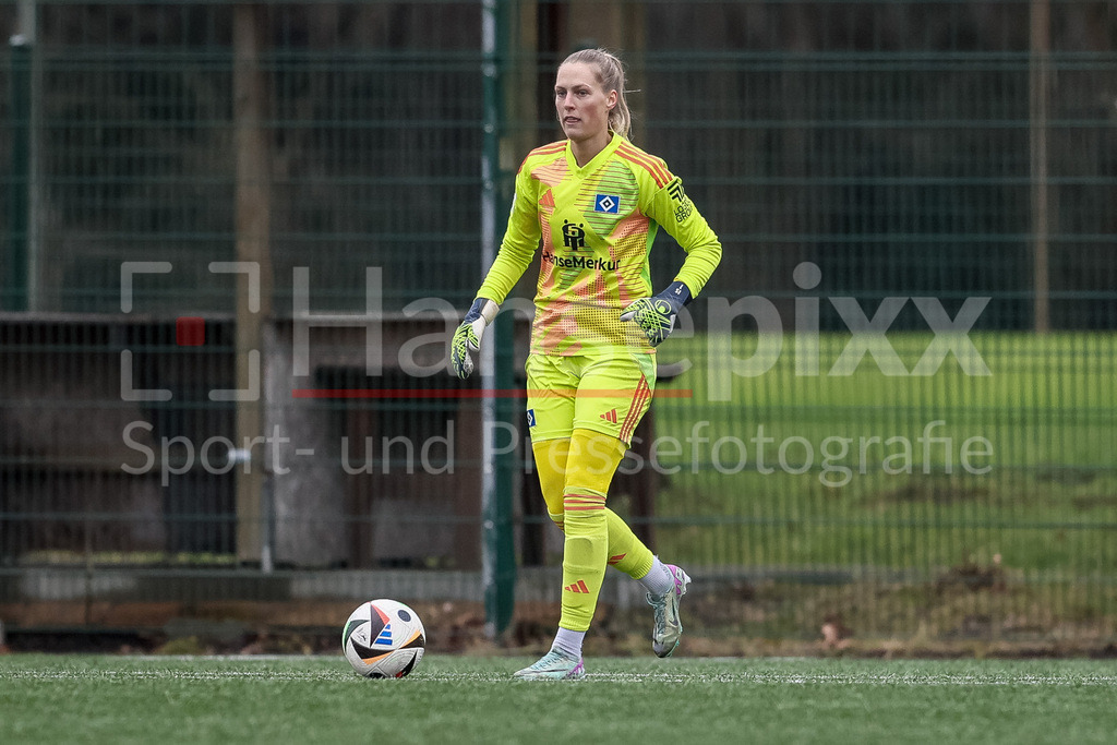 Fussball, Testspiel Frauen, Hamburger SV - 1. FFC Turbine Potsdam | v.li.: Inga Schuldt (Torhüterin, Torwart, Hamburger SV, 1) am Ball, Freisteller, Einzelbild, Ganzkörper, Aktion, Action, Spielszene