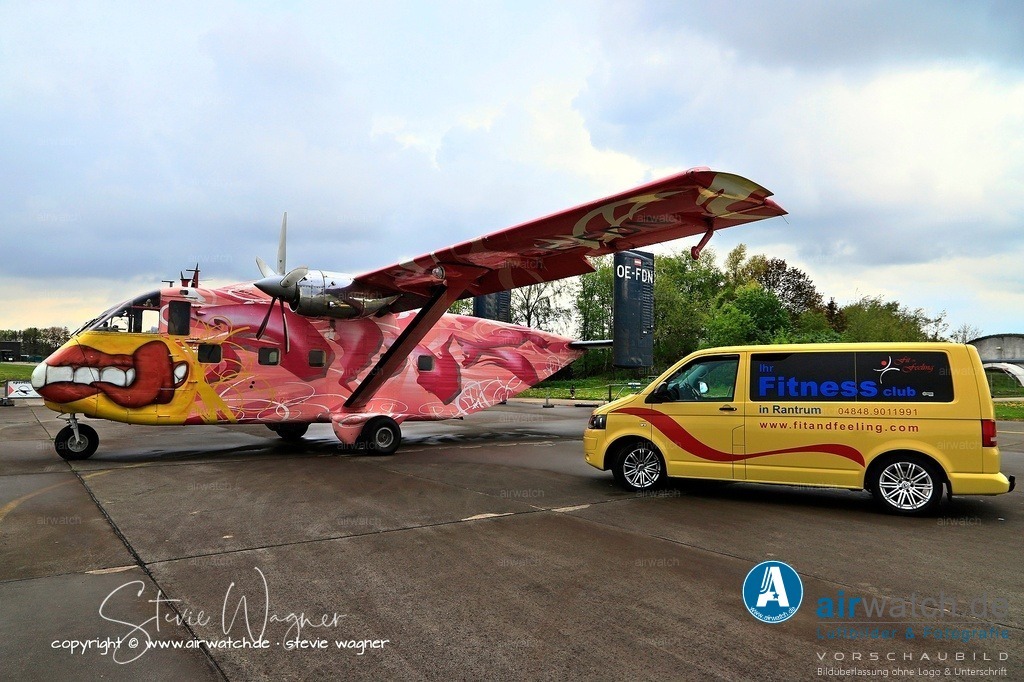 Flying Shoebox - Short S.C.7 Skyvan auf dem Flugplatz Husum-Schwesing | Sie ermöglichen schnelle Steigzeiten (ca. 13–15 Minuten auf Absprunghöhe) und können bis zu 19 Passagiere befördern. Zudem werden sie für militärische Static-Line-Sprünge, Air-to-Air-Fotografie und Drop Tests genutzt.