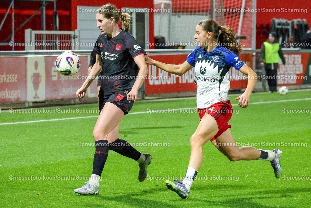 xsscx05112501001 | 05.11.2025, xsscx, Frauen Fuﬂball, Bayer 04 Leverkusen - Hamburger SV, Saison 2025 2026: Caroline Kehrer (Bayer 04 Leverkusen #9) im Zweikampf gegen Leni Eggert (Hamburger SV #29) DFB regulations prohibit any use of photographs as image sequences and or quasi-video.