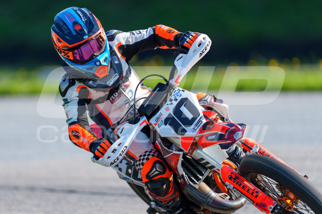 SuperMoto_Staatsmeisterschaft_Greinbach_012 | GRIPcapture steht für authentische Sportfotografie in Österreich – für Momente, die mehr sind als Geschwindigkeit oder Ergebnis. Es geht um Emotion, Spannung, Fokus und den Augenblick, der oft nur einen Wimpernschlag dauert.Ob Motorsport, Teamsport oder 