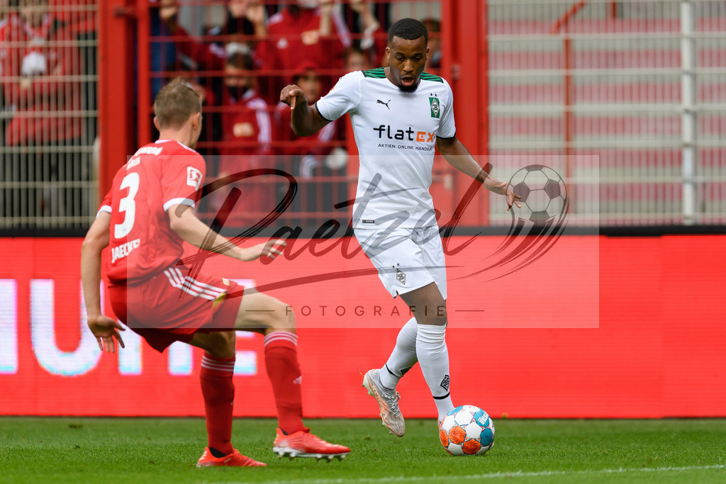 FCUBMG20210829_208 | Fussball, Herren: Alassane Plea (Borussia Moenchengladbach) in Aktion, am Ball, Einzelaktion beim Spiel der 1. Bundesliga zwischen 1. FC Union Berlin und Borussia Moenchengladbach im Stadion An der Alten Foersterei am 29.08.2021 in Berlin, Deutschland. - Realisiert mit Pictrs.com