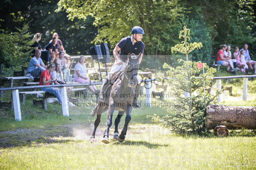 DOS_7353 | Entdecke hochwertige Reitturnierfotos von Foto Oger. Professionell, emotional und authentisch – jetzt Lieblingsmomente im Shop bestellen.Deutschlandweite Turnierfotografie. - Realisiert mit Pictrs.com