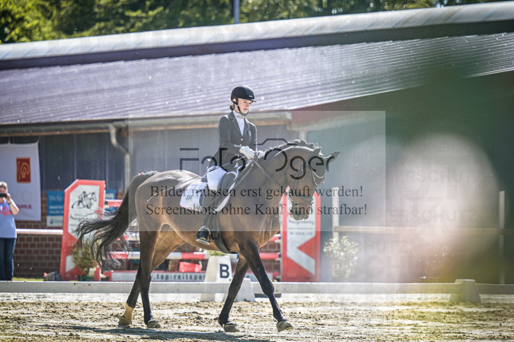 DOS_2459 | Entdecke hochwertige Reitturnierfotos von Foto Oger. Professionell, emotional und authentisch – jetzt Lieblingsmomente im Shop bestellen.Deutschlandweite Turnierfotografie. - Realisiert mit Pictrs.com