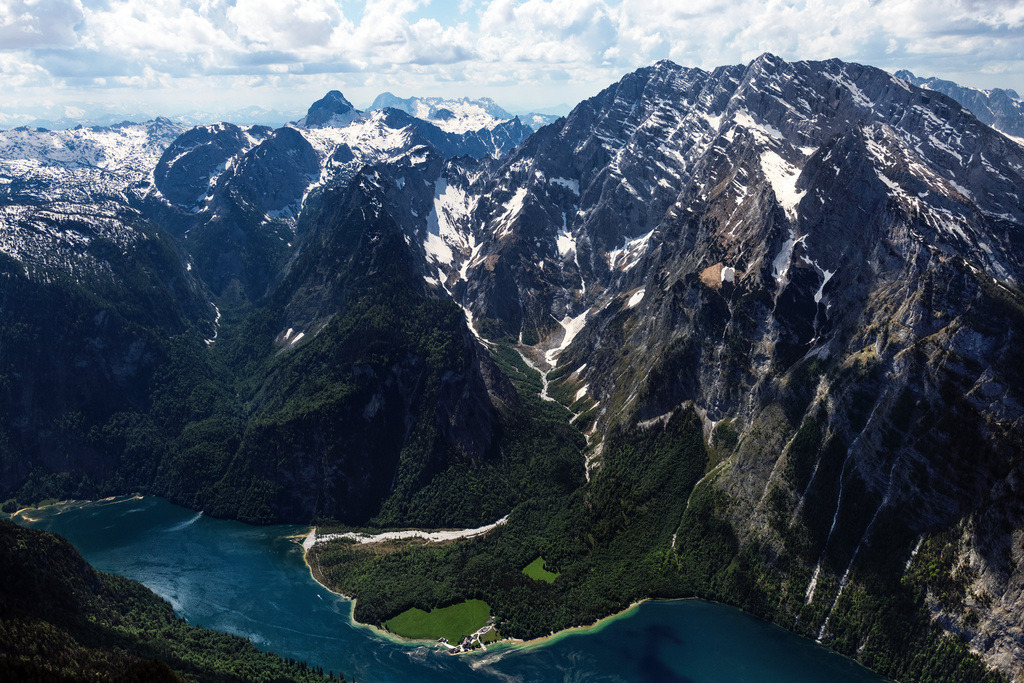 dr__0097869_koenigsee_watzmann.jpg | SCHöNAU AM KöNIGSSEE 19.05.2022 Uferbereiche am Seegebiet des Königsee mit Blick auf den Watzmann in Schönau am Königssee im Bundesland Bayern, Deutschland. // Riparian areas on the lake area of Koenigsee with Blick auf den Watzmann in Schoenau am Koenigssee in the state Bavaria, Germany. Foto: Daniel Reiter