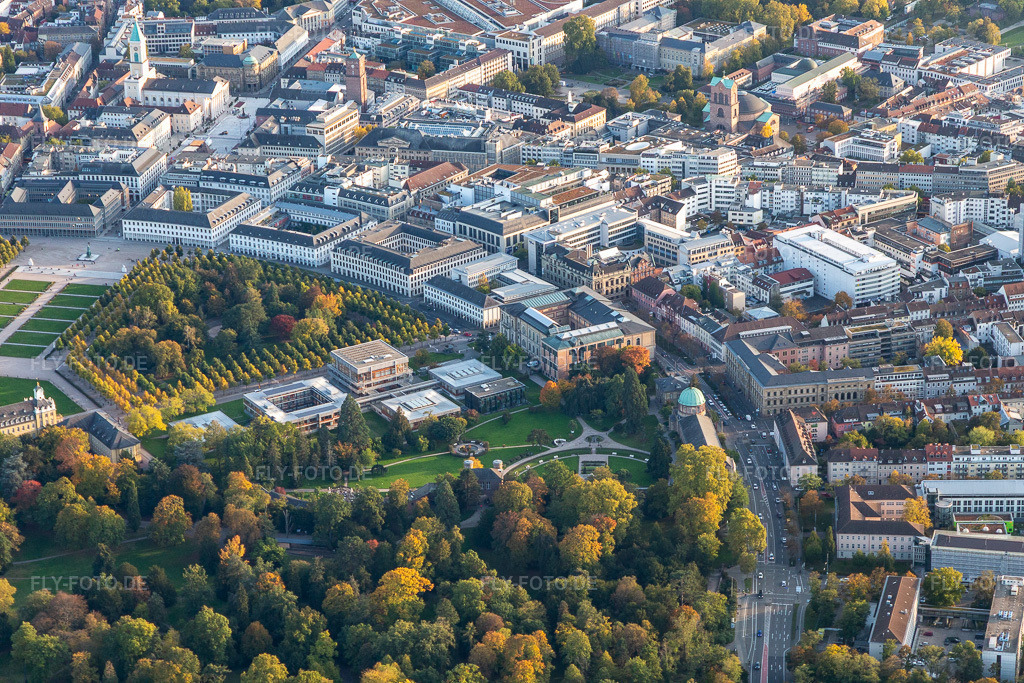 Luftbild: Karlsruher Schloss und Bundesverfasssungsgericht im Ortsteil Innenstadt-West in Karlsruhe im Bundesland Baden-Württemberg in Deutschland. Foto: IMG_123411.jpg vom 19.10.2020 durch Werner Riehm/FLY-FOTO.de