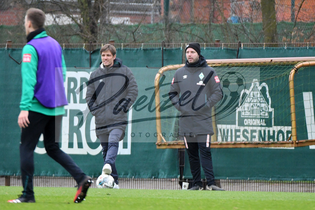 20200227_TRASVW_0040 | Fussball, Herren: Clemens Fritz (SV Werder Bremen) und Trainer Florian Kohfeldt (SV Werder Bremen) schauen waehrend der Trainingseinheit des SV Werder Bremen auf dem Trainingsplatz am wohninvest Weserstadion am 27.02.2020 in Bremen, Deutschland. - Realisiert mit Pictrs.com