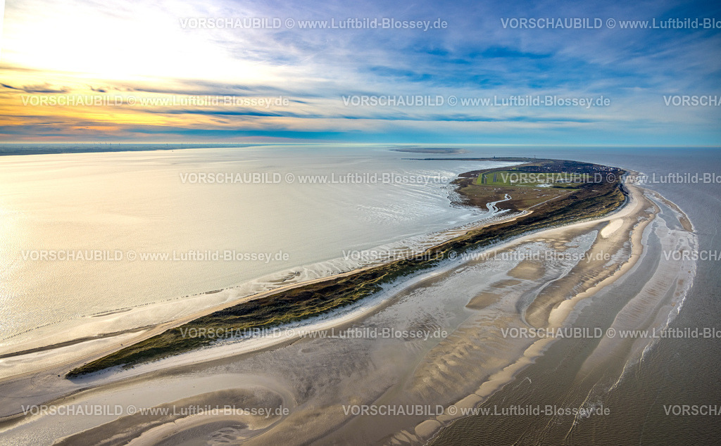 Friesland251106351Wangerooge | Luftbild, Gesamtansicht Ostfriesische Insel Wangerooge, Sandstrand und Ostinnengroden Grasland am östlichen Ende, Fernsicht und blauer Himmel mit Horizont, Wangerooge, Norddeutschland, Ostfriesland, Niedersachsen, Deutschland