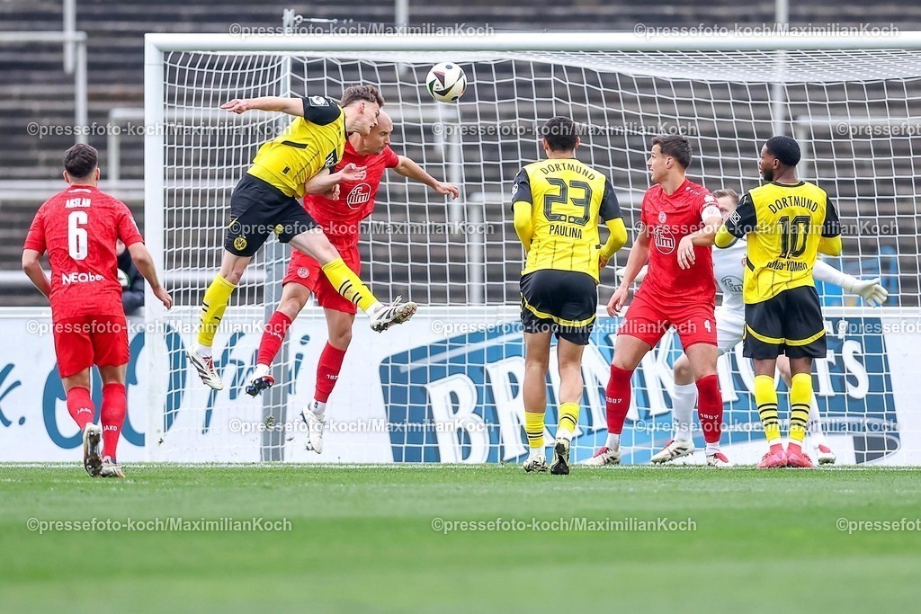 BVBII01032501009 | 2025.03.01, Fußball, 3.Liga, Borussia Dortmund II - Rot-Weiss Essen, Stadion Rote Erde, Saison 2024 2025: Cole Campbell (BVBII #37)  im Zweikampf gegen Tobias Kraulich (RWE #33) Strafraum Strafraumaktion