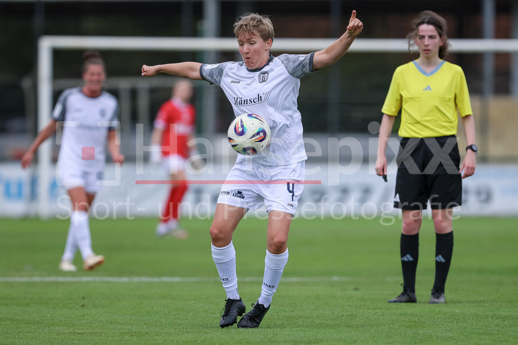Fussball, Testspiel Frauen, SV Meppen - VfL Bochum | Anncharlotte Hampel (SV Meppen, 4) am Ball, Einzelbild, Ganzkörper, Aktion, Action, Spielszene