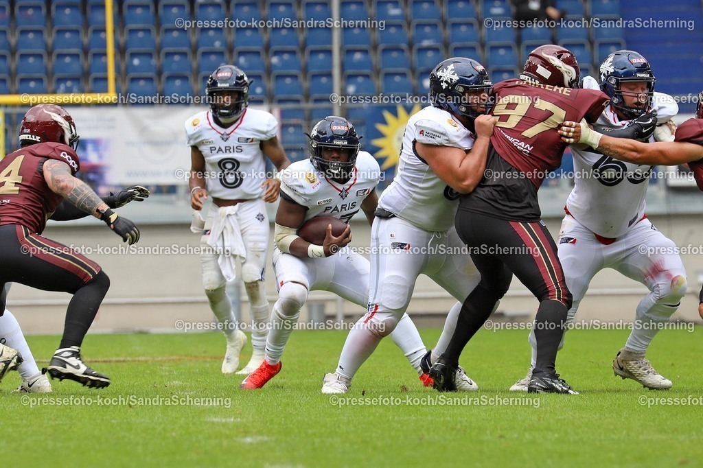 xSSC08062501036 | 08.06.2025, xsscx, American Footballl, Rhein Fire - Paris Musketeers, EFL, Schauinsland-Reisen-Arena, Saison 2025: Running Back Chris Voumbo (23) von Paris Musketeers macht ein paar Yards gut