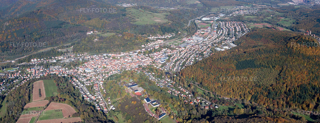 Luftbild: Stadtansicht vom Innenstadtbereich in Annweiler am Trifels im Bundesland Rheinland-Pfalz in Deutschland. Foto: IMG_34771-Bearbeitet.jpg vom 26.10.2010 durch Werner Riehm/FLY-FOTO.deAuflösung des Originals: 7869 x 3034 px