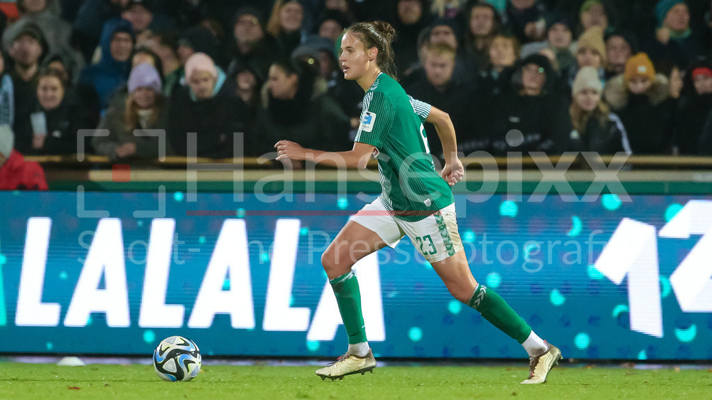 Fussball, Google Pixel Frauen-Bundesliga, SV Werder Bremen - FC Bayern München | v.li.: Hanna Nemeth (SV Werder Bremen, 23) am Ball, Freisteller, Einzelbild, Ganzkörper, Aktion, Action, Spielszene, DIE DFB-RICHTLINIEN UNTERSAGEN JEGLICHE NUTZUNG VON FOTOS ALS SEQUENZBILDER UND/ODER VIDEOÄHNLICHE FOTOSTRECKEN. DFB REGULATIONS PROHIBIT ANY USE OF PHOTOGRAPHS AS IMAGE SEQUENCES AND/OR QUASI-VIDEO.