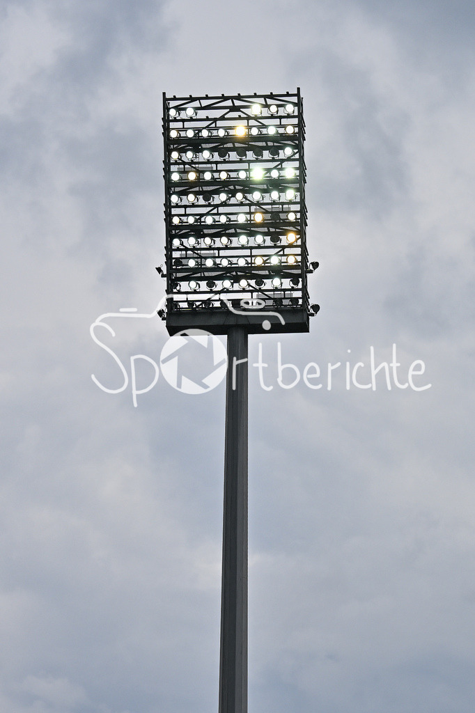 1. FC Nürnberg - Borussia Mönchengladbach | Der Flutlichtmasten in Nuernberg leuchtet bei Regen / Symbolbild / Testspiel: 1. FC Nuernberg - Borussia Mönchengladbach, Max-Morlock Stadion am 26.07.2025 / DFL REGULATIONS PROHIBIT ANY USE OF PHOTOGRAPHS AS IMAGE SEQUENCES AND/OR QUASI-VIDEO