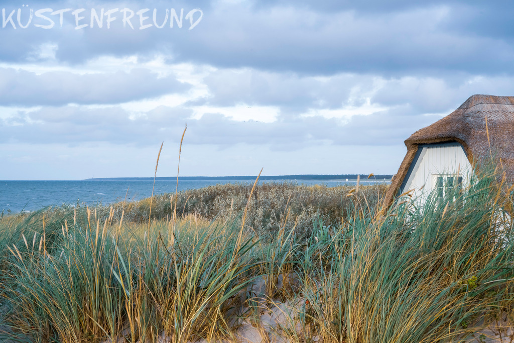 Leichte Dünen mit Reetdachhaus – Ostsee Bilder | Entdecke deine Lieblingslandschaft von der Küste – auf Ostsee Leinwand, Nordsee Leinwand, Alu Dibond oder Acrylglas, passend für jeden Geschmack und Raum.