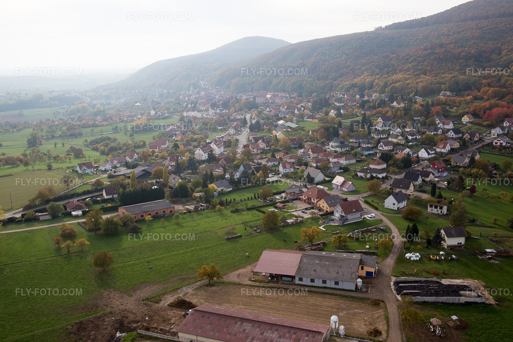 Aerial view: View of the town in Oberbronn in the state Bas-Rhin, France.Photo: IMG_084766.jpg taken on 10/24/2015 by Werner Riehm/FLY-FOTO.comResolution of the original: 5472 x 3648 px