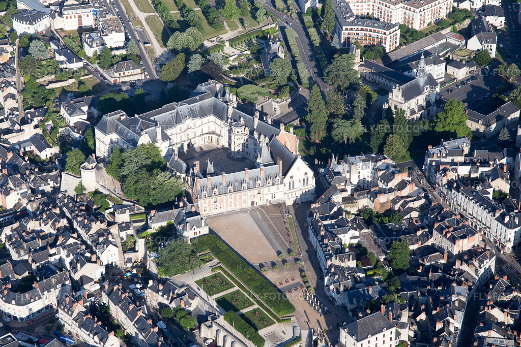 Aerial view: View of the town in Blois in the state Loir et Cher, France. – Photo: IMG_082052.jpg taken on 06/20/2015 by Werner Riehm/FLY-FOTO.com – Resolution of the original: 5472 x 3648 px