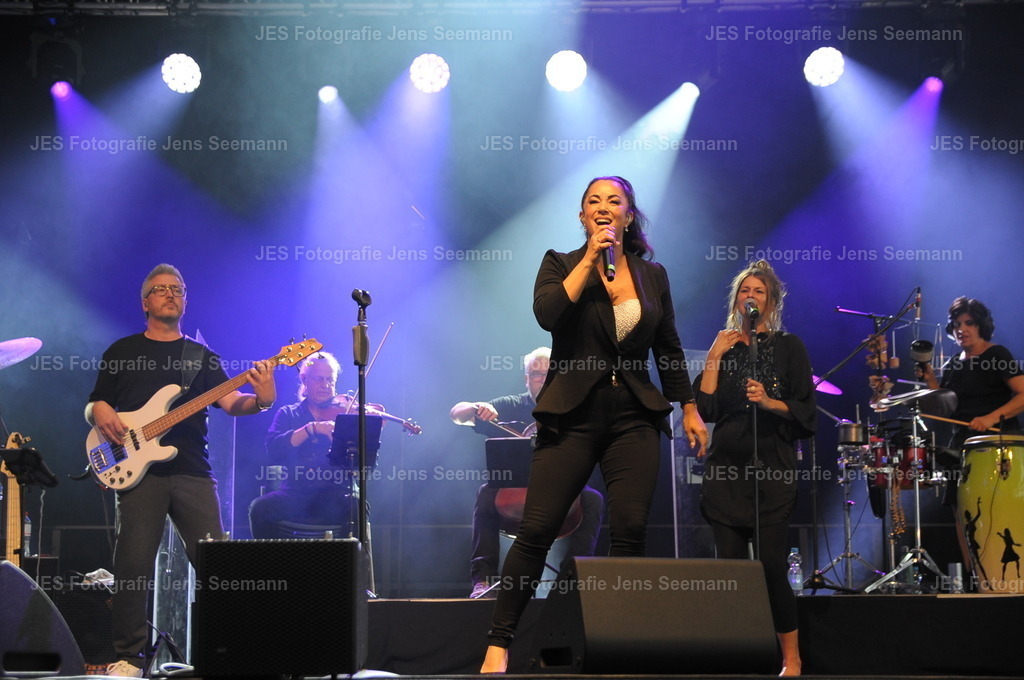 2026_Deborah Lee und the news_One Moment time Whitney Houston__0811 | Fotograf Jens Seemann - Realisiert mit Pictrs.com