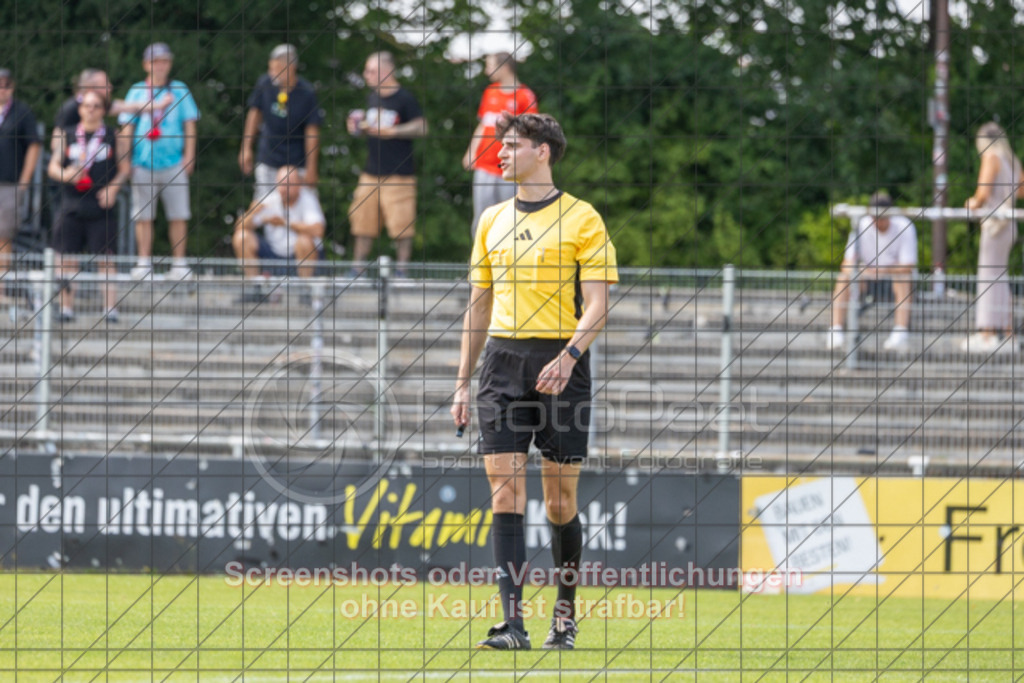 20250816_141809_0298 | #,1.Göppinger SV (rot) vs. FSV 08 Bietigheim-Bissingen (blau), Fußball, Oberliga BW, wfv, 03. Spieltag, Saison 2025/2026, Rasensportplatz Stadion SV Göppingen, Hohenstaufenstr. 116, 73033 Göppingen, 16.08.2025 - 14:00 Uhr,Foto: PhotoPeet-Sportfotografie/Peter Harich