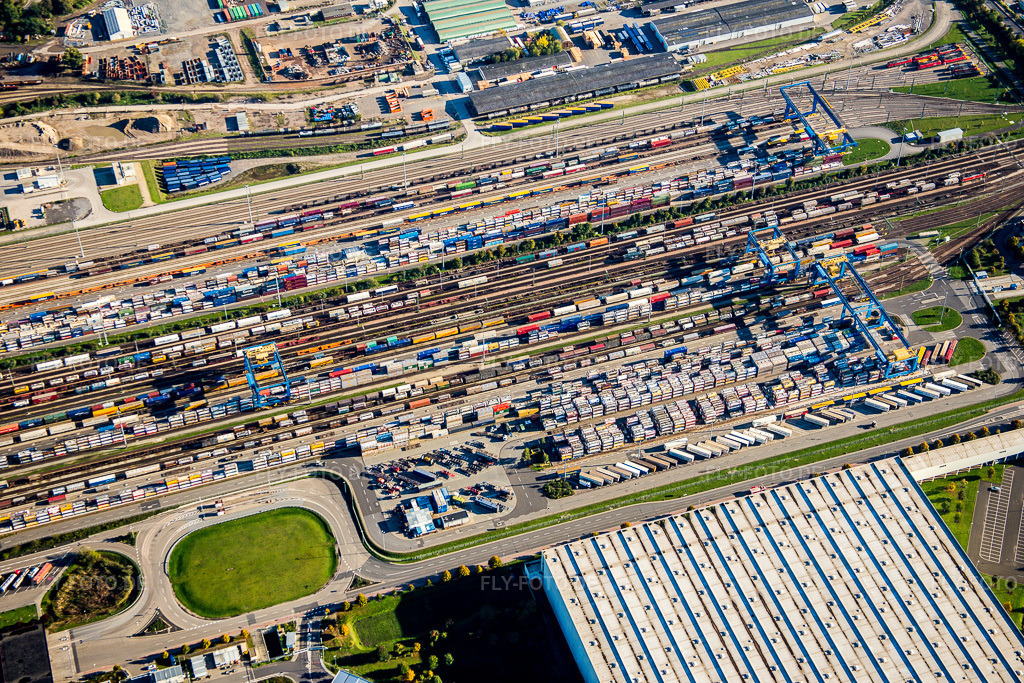 Luftbild: Schienen- und Gleisstrecken auf den Abstellgleisen und Rangierstrecken Güterbahnhofes der BASF am Rhein im Ortsteil BASF in Ludwigshafen im Bundesland Rheinland-Pfalz in Deutschland. Foto: IMG_074885.jpg vom 18.10.2014 durch Werner Riehm/FLY-FOTO.de