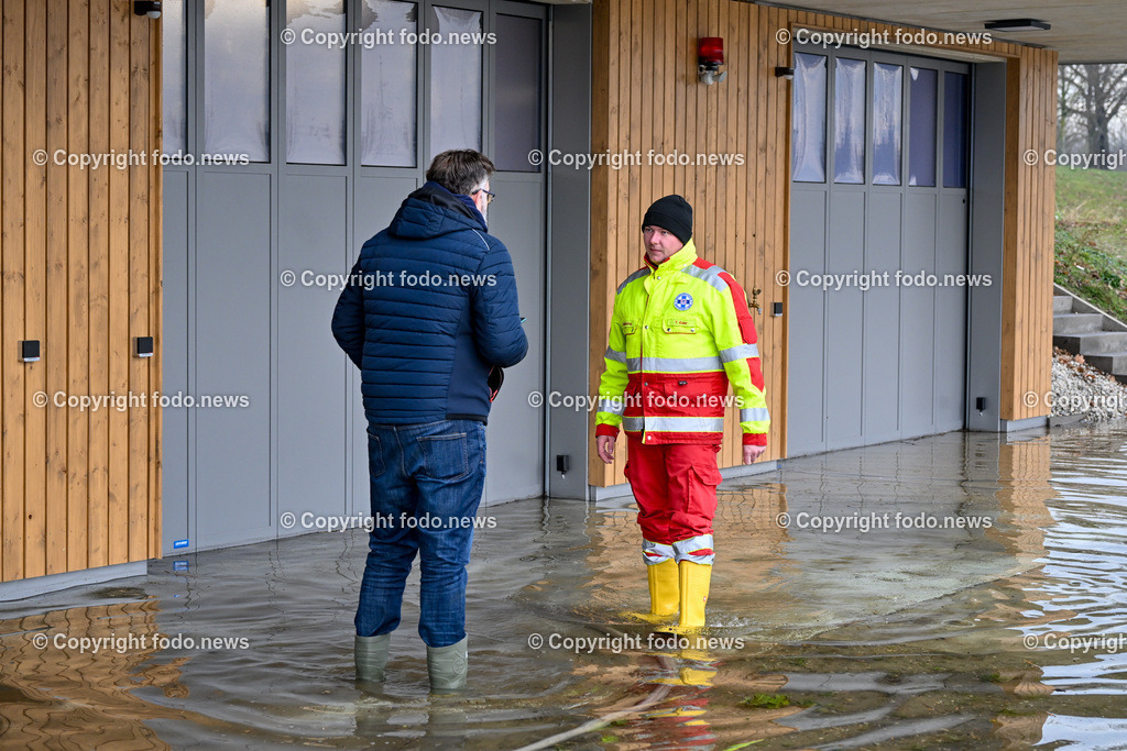 Wasserrettung Pichling_ Pichlingersee_ 29.12.2023-24 | 2912.2023, Linz Pichling, AUT, Wasserrettung, OS Pichling, im Bild Mario Ruhmanseder (Kronen Zeitung Linz), Toni Eder (Wasserrettung)