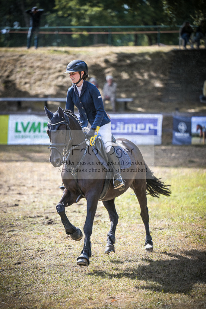 DOS_0105 | Entdecke hochwertige Reitturnierfotos von Foto Oger. Professionell, emotional und authentisch – jetzt Lieblingsmomente im Shop bestellen.Deutschlandweite Turnierfotografie. - Realisiert mit Pictrs.com