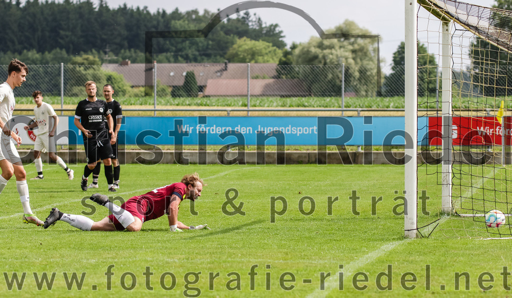 2023-07-02_032_SV_Walpertskirchen_gegen_FC_Herzogstadt | Walpertskirchen, Deutschland, 02.07.2023:
Fußball, Kreisliga 2023 / 2024, Testspiel, SV Walpertskirchen gegen FC Herzogstadt, Endergebnis: 

Das 1:0 durch Julian Jaros (SV Walpertskirchen, #17)
Julian Jaros (SV Walpertskirchen, #17), Torwart Florian Leininger (FC Herzogstadt, #22)

Foto: Christian Riedel / fotografie-riedel.net