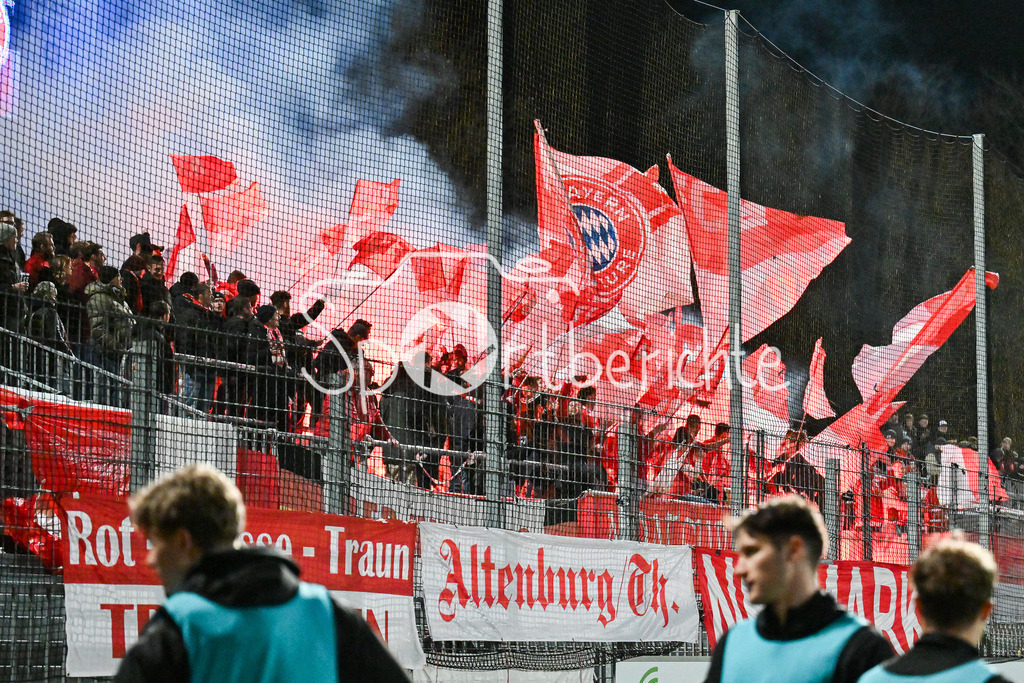 SV Wacker Burghausen - FC Bayern Amateure | BURGHAUSEN, GERMANY - 01. APRIL: Fans der Bayern zünden kurz vor Spielende Pyrotechnik / Pyro / Feuer / Fackel / Bengalo / Symbolbild während dem Match zwischen dem SV Wacker Burghausen und den Amateuren des FC Bayern München am 26. Spieltag der Regionalliga Bayern im Flatbuy Stadion
