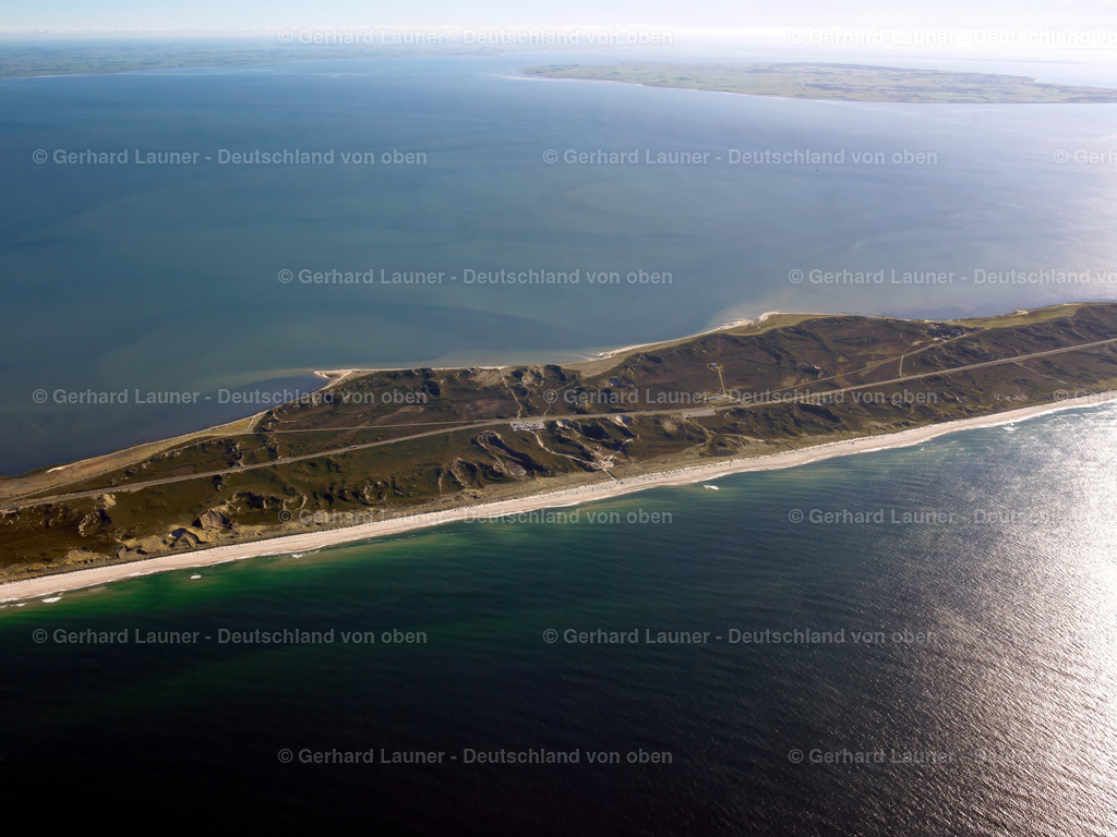 9300119 | Hörnum (Sylt) 18.10.2005 Blick auf die Insel Sylt. Sylt (dänisch Sild, friesisch Söl) ist die größte nordfriesische Insel. Sie erstreckt sich in Nord-Süd-Richtung vor der Nordseeküste Schleswig-Holsteins. Bekannt ist die nördlichste deutsche Insel vor allem für ihre touristisch bedeutenden Kurorte Westerland, Kampen und Wenningstedt sowie für den knapp 40 Kilometer langen Weststrand. Wegen ihrer exponierten Lage in der Nordsee kommt es zu kontinuierlichen Landverlusten bei Sturmfluten. Seit 1927 ist Sylt über den Hindenburgdamm mit dem Festland verbunden. Island of Sylt. Sylt is the largest North Frisian island of Schleswig-Holstein