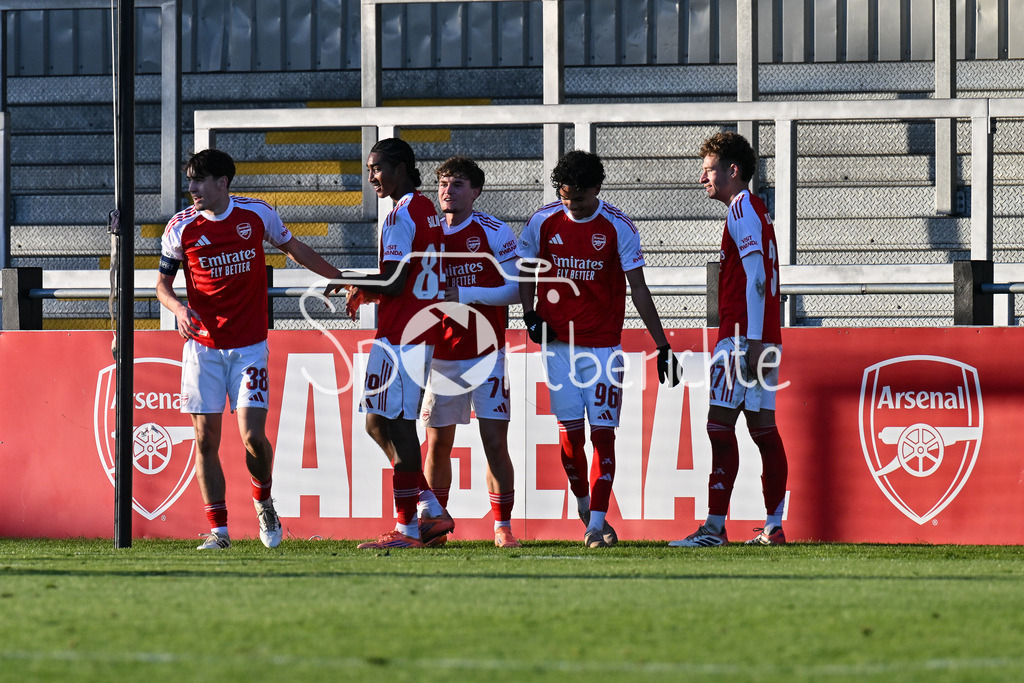Arsenal London U19 - FC Bayern München U19 | BOREHAMWOOD, ENGLAND - 26. NOVEMBER: Jubel der Engländer nach dem Treffer zum 3-1 durch  Ceadach O`Neill (Arsenal FC U19 76) Tor / Torschuetze / Freude / Happy / beim Ligaspiel zwischen der U19 von Arsenal London und der U19 des FC Bayern München am 5. Spieltag der UEFA Youth League im Meadow Park am 26.11.2025