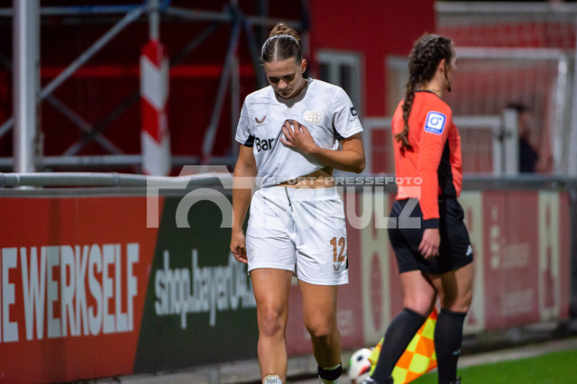 20241020NSZ_1911 | Musste mit gelb-rot vom Platz, Julia Mickenhagen (Bayer Leverkusen,No.12)DEU, Leverkusen, 20.10.2024 Fußball, Frauen, Google Pixel Frauen-Bundesliga, Saison 2024/2025, 7. Spieltag, Bayer 04 Leverkusen - FC Bayern MünchenDIE DFB-RICHTLINIEN UNTERSAGEN JEGLICHE NUTZUNG VON FOTOS ALS SEQUENZBILDER UND/ODER VIDEOÄHNLICHE FOTOSTRECKEN - Realisiert mit Pictrs.com
