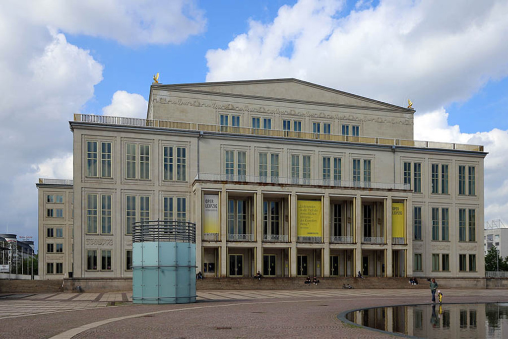 Oper Leipzig | Entdecke über 20 Kategorien Leipzig-Motive: Foto-Downloads, hochwertige Poster, Leinwand- & Fine-Art-Prints. Jetzt Lieblingsfoto im Bildlexikon Leipzig Shop bestellen!